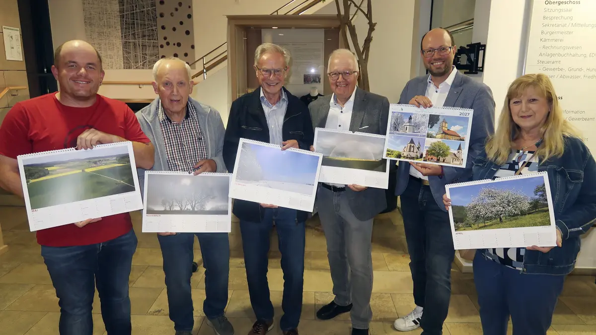 Fotografen und Stiftungsräte präsentieren den 10. und letzten Böhmenkircher Heimatkalender.