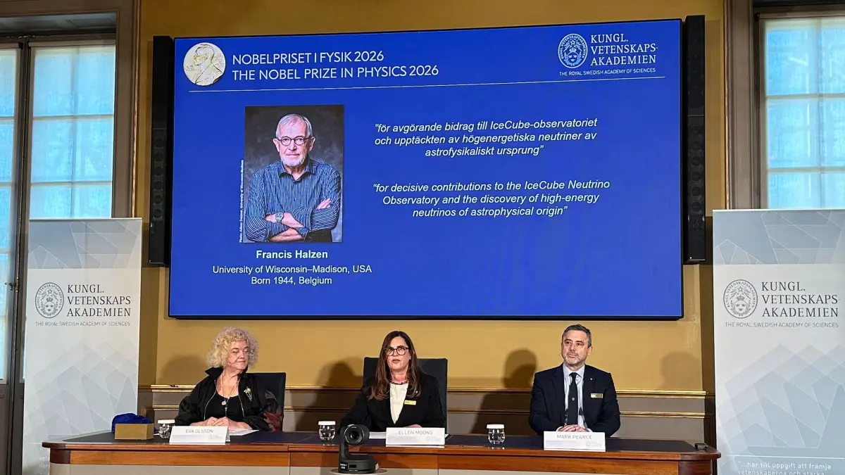 Bekanntgabe Nobelpreis für Physik: 06.10.2026, Schweden, Stockholm: Eva Olsson (vorne, l-r), Ellen Moons und Mark Pearce vom Nobelkomitee sitzen bei der Bekanntgabe des diesjährigen Nobelpreisträgers für Physik, Francis Halzen, der auf einem Display abgebildet ist, in der Königlich-Schwedischen Akademie der Wissenschaften (KVA). Der Nobelpreis für Physik geht in diesem Jahr an den belgisch-amerikanischen Neutrinoforscher Francis Halzen. Foto: Steffen Trumpf/dpa +++ dpa-Bildfunk +++