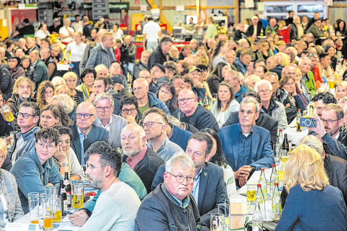 Verbraucher und Landwirte sind zur Diskussion über die krisensichere Ernährung zu diskutieren.⇥Foto: Ufuk Arslan