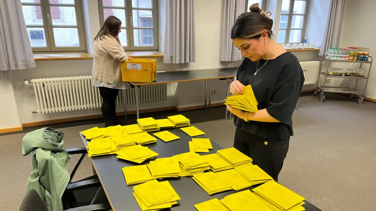 Am 23. Februar 2025 fand in Sulz am Neckar nicht nur die Bundestagswahl statt. Die Bürgerinnen und Bürger waren auch zum Urnengang für den Bürgerentscheid zum Thema Windkraft aufgerufen. Hier prüfen die Helferinnen und Helfer gerade die Unterlagen auf ihre Richtigkeit hin. Am 8. November steht der Neckarstadt nun erneut ein Bürgerentscheid ins Haus