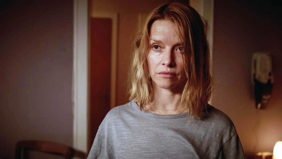 Elodie (Karoline Schuch) versucht, die Puzzleteile ihrer frühen Kindheit zusammenzusetzen.