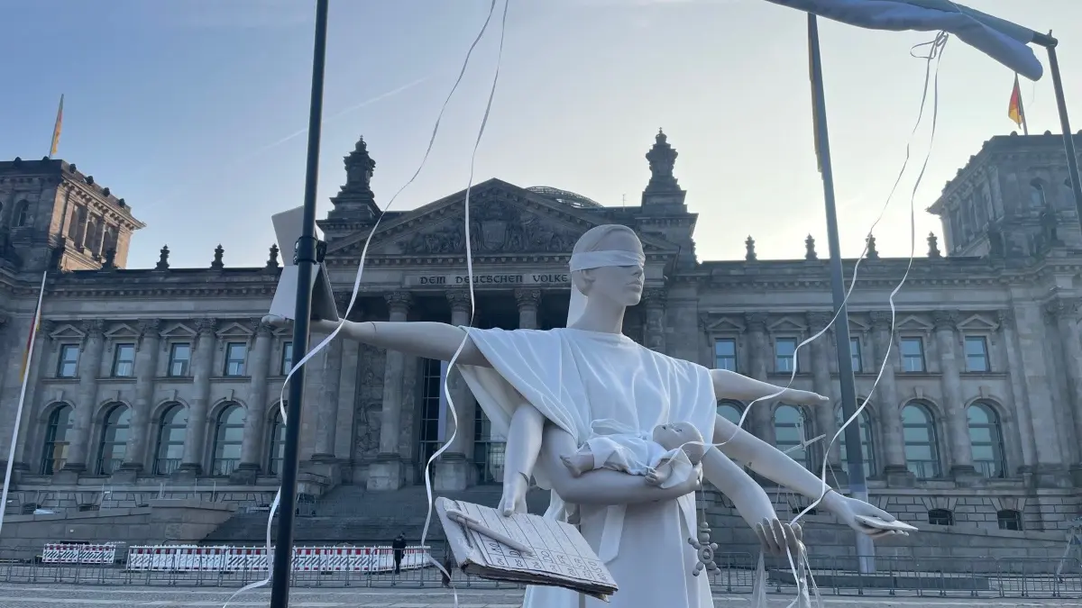 Die Justitia-Statue als Symbolfigur für Gerechtigkeit – hier mit Babybauch, sechs Armen und jeder Menge Aufgaben. Die Installation stand wieder vor dem Reichstagsgebäude, um auf den fehlenden Mutterschutz für Selbstständige aufmerksam zu machen.