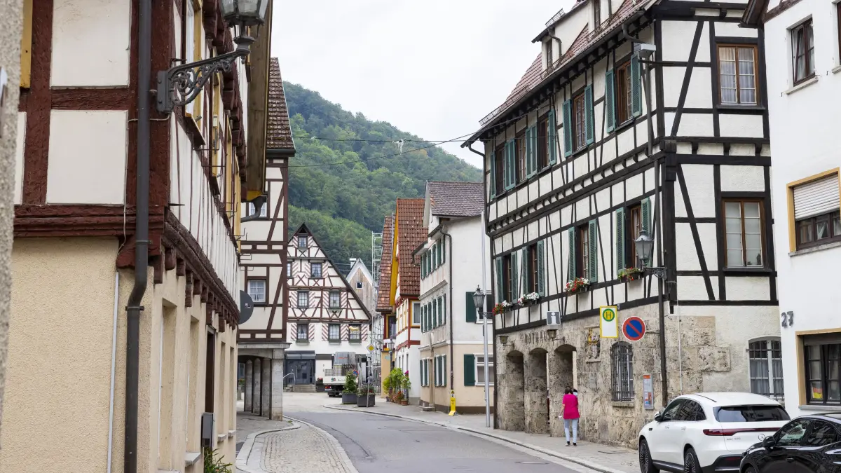 Ortsansicht Wiesensteig - Hauptstraße mit Rathaus