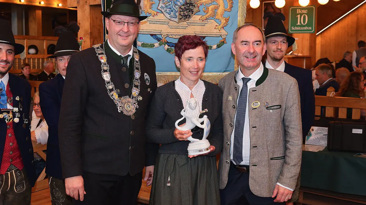 Kerstin Walter vom SV „Pfeil“ Bellenberg bei der Siegerehrung des Oktoberfest-Landesschießens mit dem 1. LandesschützenmeisterChristian Kühn (links) und dem stellvertretenden Bayerischen Ministerpräsidenten Hubert Aiwanger.