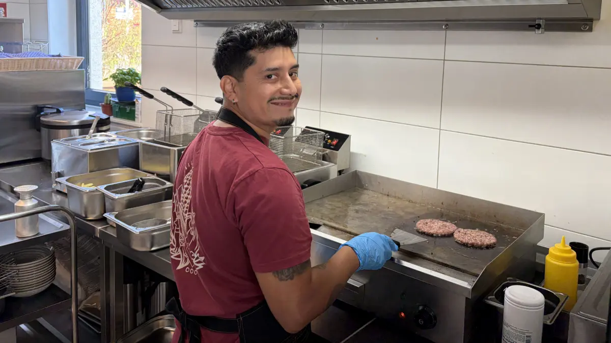 Adderly Mendoza ist Betriebleiter im Härten-Imbiss und kann auch schwäbische kochen