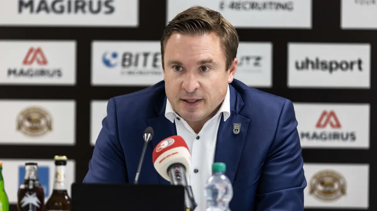 PK Pressekonferenz SSV Ulm 1846 Fußball Vorstellung Alois Schwartz , Fussball, Regionalliga Südwest, Donaustadion Ulm 06.10.26: Freisteller Einzelbild Portrait Porträt Philipp Utz (SSV Ulm 1846 Fußball e.V., Aufsichtsrat Vorsitzender)
PK Pressekonferenz SSV Ulm 1846 Fußball Vorstellung Alois Schwartz , Fussball, Regionalliga Südwest, Donaustadion Ulm 06.10.26
Foto: Eibner-Pressefoto/Lucca Fundel