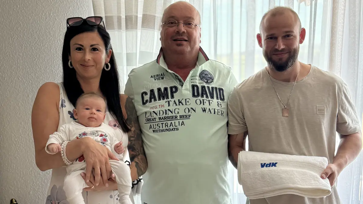 Der VdK-Vorsitzende Waldachtal Jörg Linke (Mitte) mit Melinda, Lukas und Liya Kaupp.