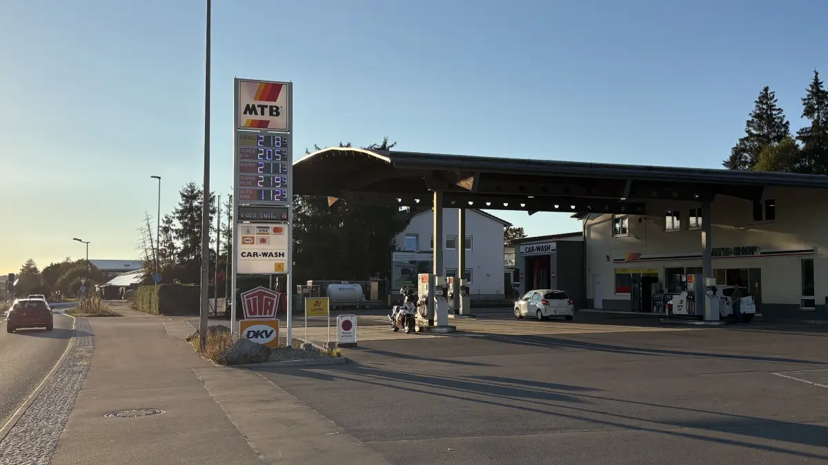In Münsingen tanken die Kunden eher wieder voll. Zuvor haben die meisten sporadisch für 20 Euro getankt.