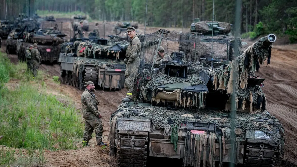 Übung der Panzerbrigade 45 Litauen: Die Besatzung eines Leopard 2 Kampfpanzers mit Drohnenabwehrnetz wartet bei der Gefechtsübung «Freedom Shield 2026» in Litauen auf die Weiterfahrt. Die Übungsserie ist die erste Brigadegefechtsübung des Großverbandes und der ihm unterstellten Kampftruppen. Es nehmen 2900 Soldaten aus 8 Nationen mit 800 Fahrzeugen teil, die auch mit neuen Bedrohungsszenarien konfrontiert werden. (zu dpa: «Panzerbauer Rheinmetall erschließt Weltall als Geschäftsfeld»)
