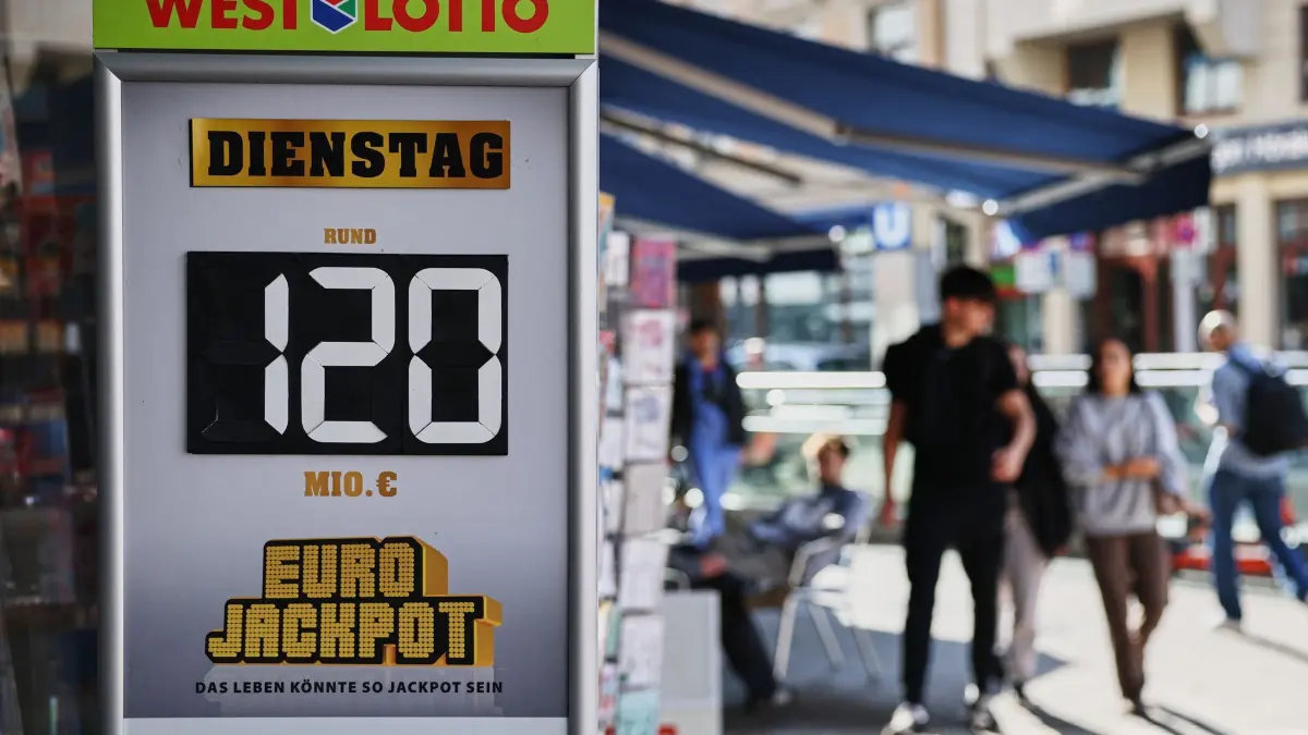 120 Millionen Euro im Eurojackpot: Ein Plakat mit dem Hinweis auf den Euro Jackpot in Höhe von 120 Millionen Euro steht vor einem Geschäft. (zu dpa: «Nicht geknackt: 120 Millionen Euro bleiben im Eurojackpot»)
