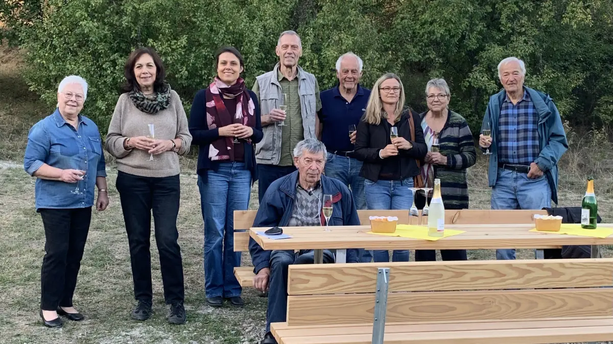 Die Vorstandsmitglieder des Vereins zur Förderung Rosenfelds bei der Einweihung der neuen Sitzgruppe in der Pfingsthalde. Verhindert waren Christine Wiktorin und Heide Krautter Morsch.