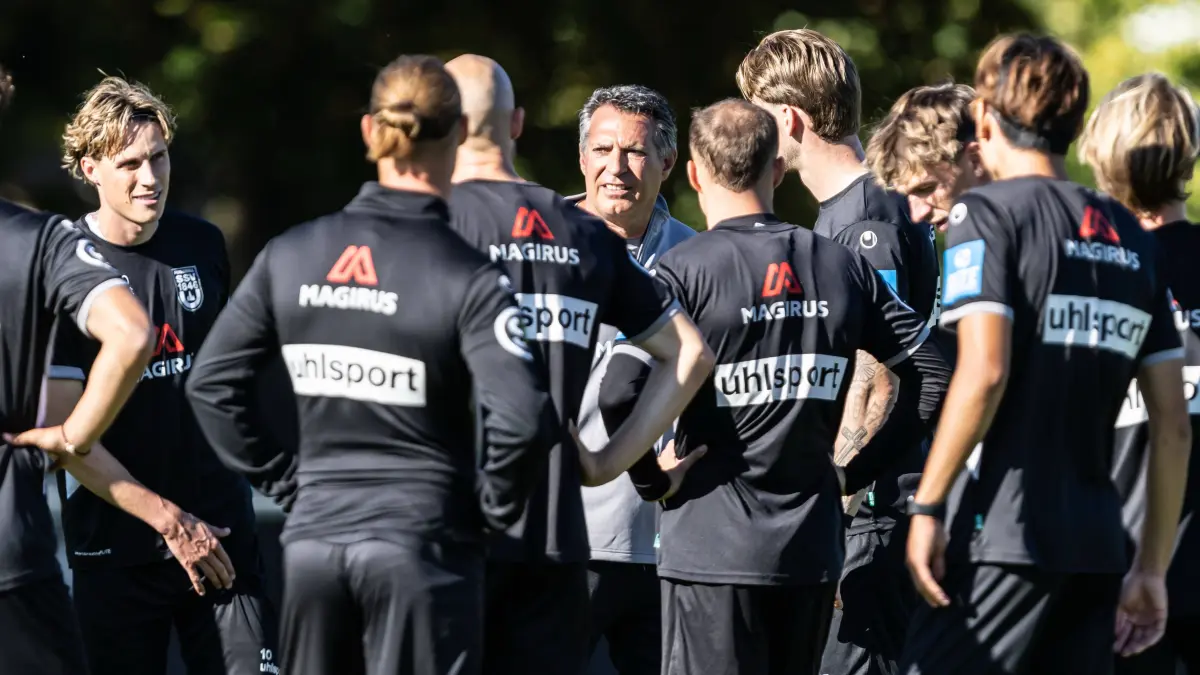 Training SSV Ulm 1846 Fußball mit Alois Schwartz , Fussball, Regionalliga Südwest, Trainingsplatz Ulm 06.10.26: Training SSV Ulm 1846 Fußball mit Alois Schwartz , Fussball, Regionalliga Südwest, Trainingsplatz Ulm 06.10.26 Team Teamkreis Mannschaft Mannschaftskreis SSV Ulm 1846 Fußball um Alois Schwartz SSV Ulm 1846 Fussball, Trainer und sportlicher Leiter Training SSV Ulm 1846 Fußball mit Alois Schwartz , Fussball, Regionalliga Südwest, Trainingsplatz Ulm 06.10.26 Foto: Lucca Fundel Ulm Trainingsplatz Baden-Württemberg Deutschland *** SSV Ulm 1846 Soccer Training with Alois Schwartz, Soccer, Southwest Regional League, Ulm Training Field, October 6, 2026. Team, Team Circle, Squad, Team Circle, SSV Ulm 1846 Soccer with Alois Schwartz, SSV Ulm 1846 Soccer, Coach and Athletic Director, SSV Ulm 1846 Soccer Training with Alois Schwartz, Soccer, Southwest Regional League, Ulm Training Field, October 26, 2006, Photo by Lucca Fundel, Ulm Training Field, Baden-Württemberg, Germany