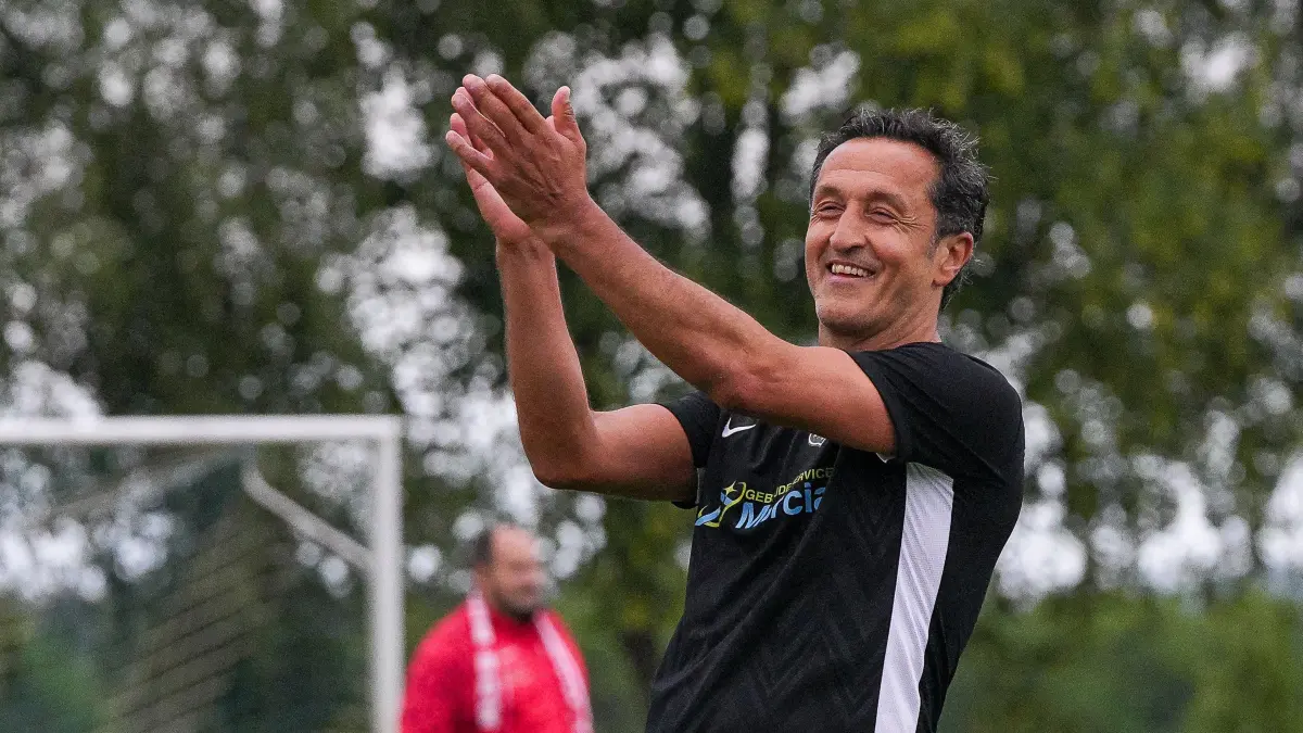 Viel Grund zum Applaudieren: Mehmet Özkoyuncu (SGM Bildechingen/Nordstetten) erlebt derzeit starke Tage mit seiner Mannschaft. Die Leistungen des Teams sorgen nicht nur für Ergebnisse, sondern auch für sichtbaren Stolz beim Trainer.
