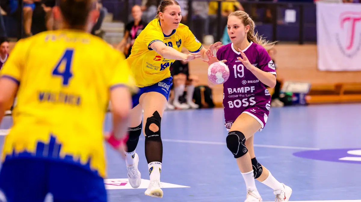 GER, HC Leipzig vs. TusSies Metzingen, Handball, ALSCO Handball Bundesliga Frauen, 5. Spieltag, Spielzeit 2026/2027, 07.10.2026: Johanna Farkas (TusSies Metzingen, #19) am Ball, Jasmin Eckart (HC Leipzig, #18) verteidigt, Zweikampf, Duell, Kampf,
GER, HC Leipzig vs. TusSies Metzingen, Handball, ALSCO Handball Bundesliga Frauen, 5. Spieltag, Spielzeit 2026/2027, 07.10.2026
Foto: Eibner-Pressefoto/Laura Roemer