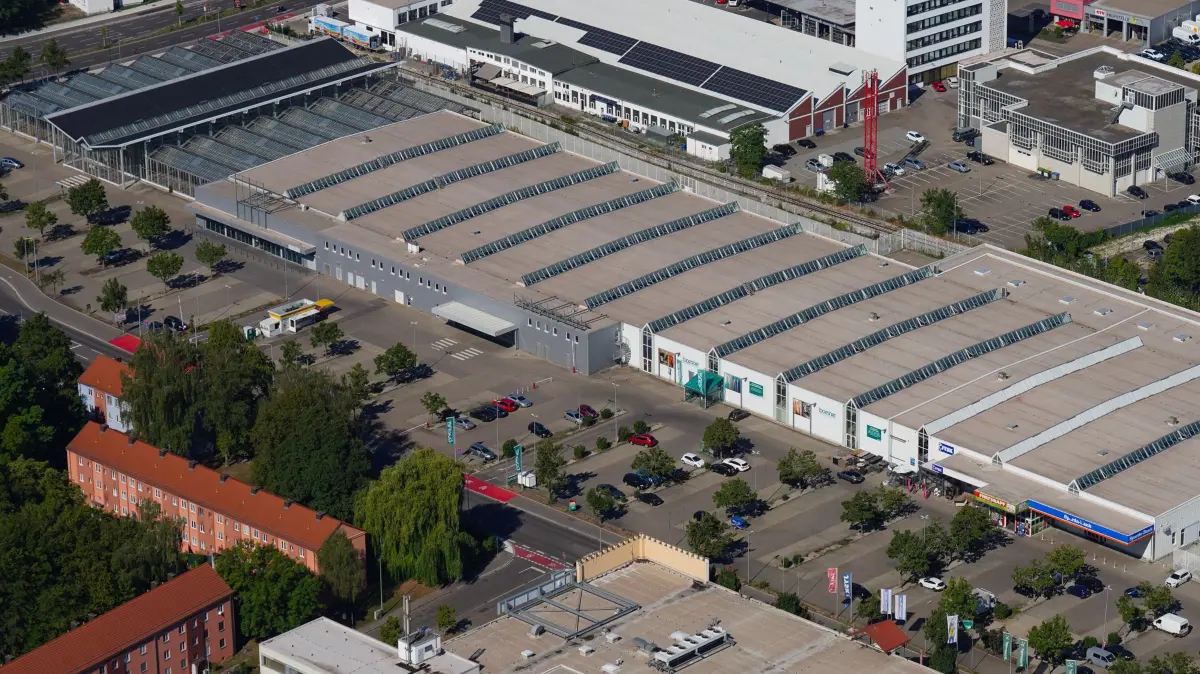 Mitten in Neu-Ulm liegt das Fachmarktzentrum. Doch seitdem der größte Mieter ausgezogen ist, steht der Komplex weitgehend leer.
