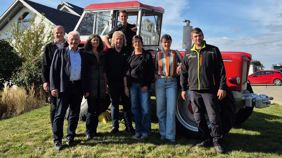 Am Sonntag, 11. Oktober, wird auf dem Hof Arnold im Rahmen der Gläsernen Produktion ein Erntedankfest gefeiert. Familie Arnold, der Kreisbauernverband und das Kreislandwirtschaftsamt freuen sich darauf, den Besuchern ein vielfältiges und informatives Programm zu bieten. Von links: Thomas Pfeifle, Gebhard Aierstock, Elke Weidinger, Anton, Denis und Conny Arnold, Pia Münch, Patrick Arnold.