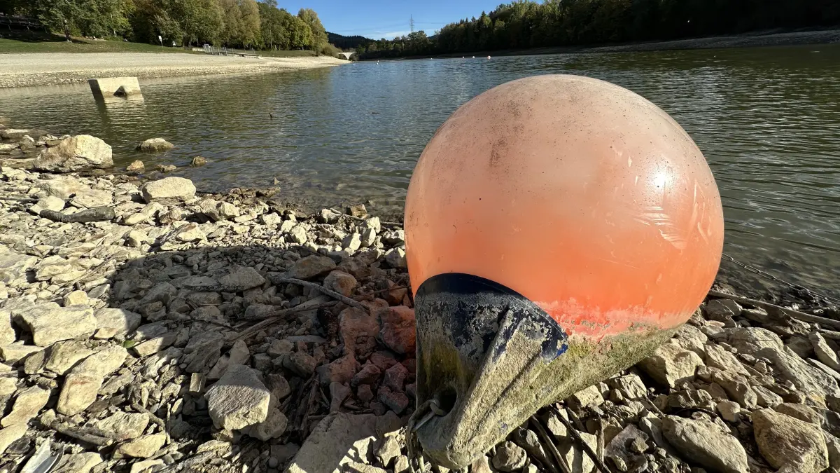 Die Schwimmboje (rechts) liegt auf dem Trockenen und auch Holcims Wasserentnahmestelle (links hinten) ragt schon aus dem Wasser heraus.