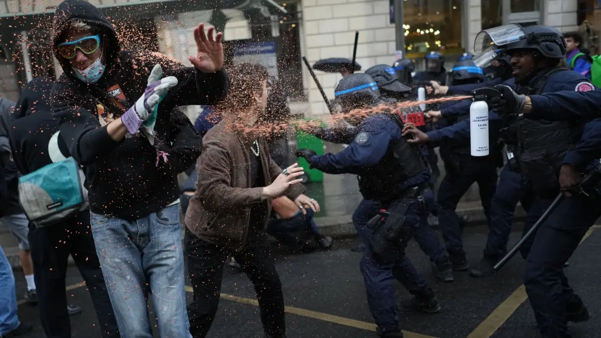Schulproteste in Frankreich: 07.10.2026, Frankreich, Paris: Polizisten setzen Pfefferspray ein gegen Studenten in der Nähe der Sciences-Po-Universität die gegen die Unterfinanzierung von Schulen protestieren. Foto: Thibault Camus/AP/dpa +++ dpa-Bildfunk +++