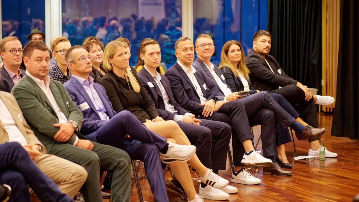 Das Publikum verfolgt den Unternehmertalk beim Medienabend in der Stadthalle Balingen.