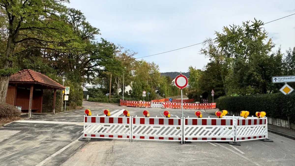 Für die Glemser und die Bewohner der Hardtsiedlung heißt es weiterhin, die weitläufige Umleitung in Kauf zu nehmen. Die aufwendigen Sanierungsarbeiten an den Leitungen in der Glemser Straße in Neuhausen dauern weiter an, die Straße bleibt für den Verkehr weiter voll gesperrt. Foto: Michael Koch