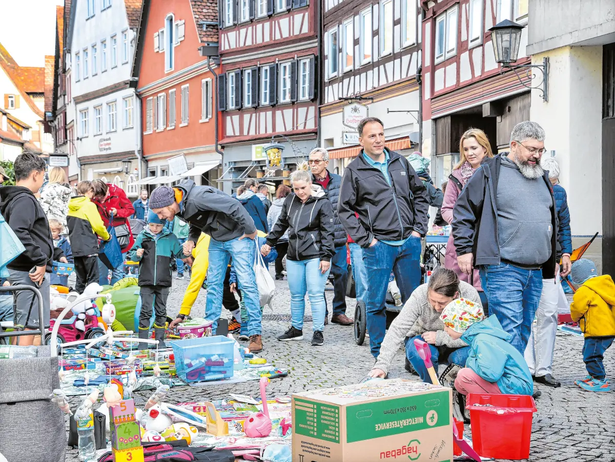 Kinder verkaufen an Kinder: Spielsachen werden beim Flohmarkt am Samstag in der Gelbinger Gasse verkauft.⇥Fotos: Archiv/Ufuk Arslan