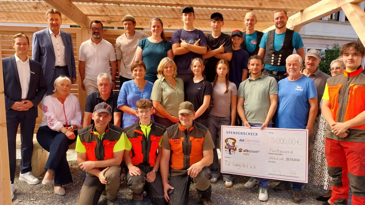 Mit einer kleinen Feierstunde haben Vertreter des Tailfinger Vereins Talgang Art, Sponsoren, Mitarbeiter des städtischen Forsts und der Stadtverwaltung sowie der NABU-Gruppe Albstadt und Schüler der Lammerberg-Realschule die neue Pergola im Tailfinger Uhlandsgarten eingeweiht.