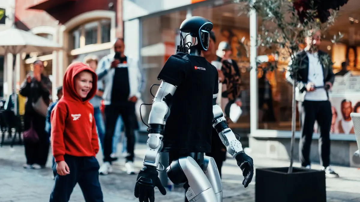Der noch namenlose Roboter der Reutlinger Firma Metzler spazierte die Wilhelmstraße runter und traf auf viele Schaulustige.