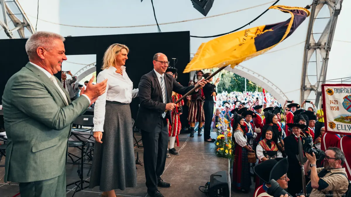 Beim Abschlussfest vor mehreren 1000 Gästen und Besuchern übergab Michael Dambacher auf der Heimatbühne die Landesgartenschau-Fahne offiziell an seinen Rottweiler Amtskollegen Dr. Christian Ruf. Rottweil richtet die LGS 2028 aus.