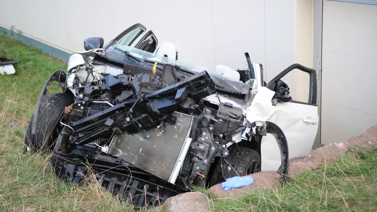 Auf der L404 bei Pfalzgrafenweiler hat sich am Mittwoch gegen 15 Uhr ein Verkehrsunfall ereignet. Nach ersten Informationen kam es zu einem Frontalzusammenstoß zwischen zwei Autos. (Symbolfoto)