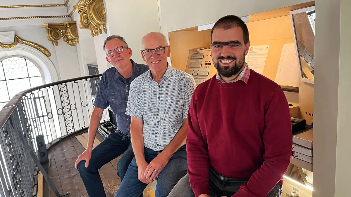 Stiftskantor Jonathan Ferber (rechts) ist Initiator des Hechinger Orgelherbsts in der Stiftskirche. Die Big Band On Cue aus Tübingen gestaltet den zweiten Konzertabend gemeinsam mit Ferber an der Orgel und der Sopranistin Christine Reger. Ganz links deren musikalischer Leiter Bernhardt Klein, in der Mitte der Bassposaunist Josef Turad.