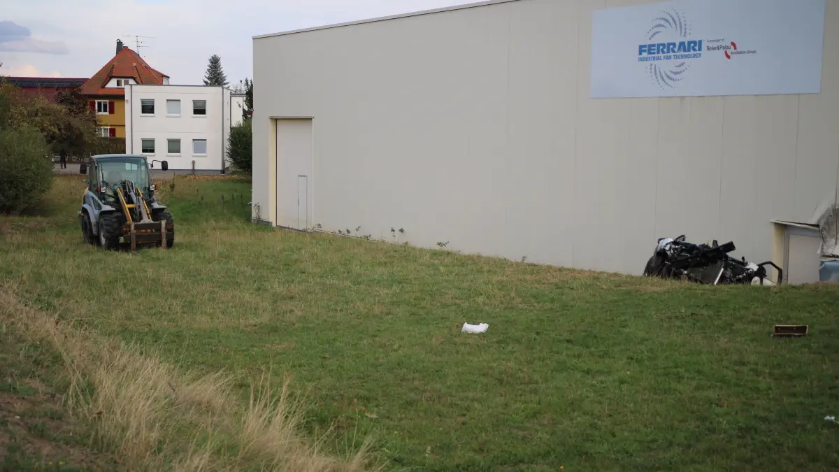 Ein Radlader kam bei der Bergung zum Einsatz.
