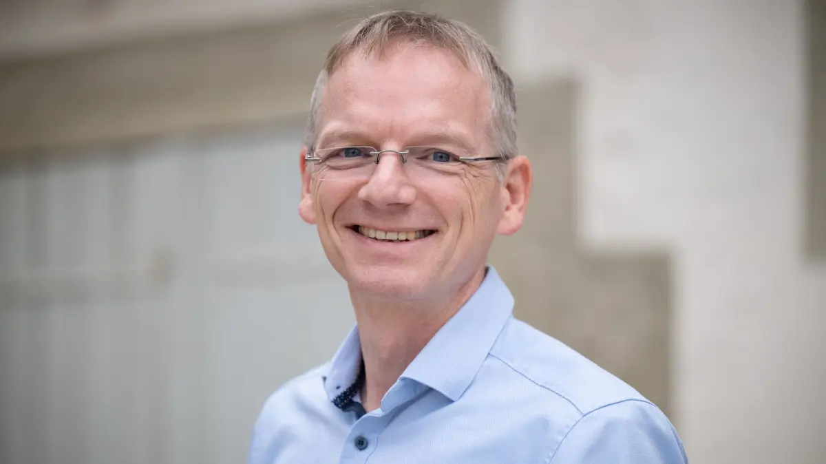 Daniel Rudolph ist seit ein paar Monaten neuer Bürgermeister von Ammerbuch, hier vor dem Rathuas in Entringen