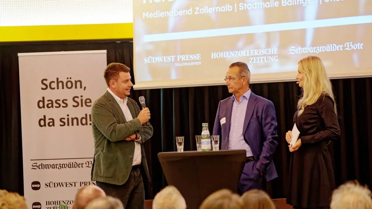 Die Geschäftsführer der Südwest Presse Neckar-Alb begrüßen: Tim Hager (links) und Carsten Huber mit Moderatorin Nadin Buschhaus