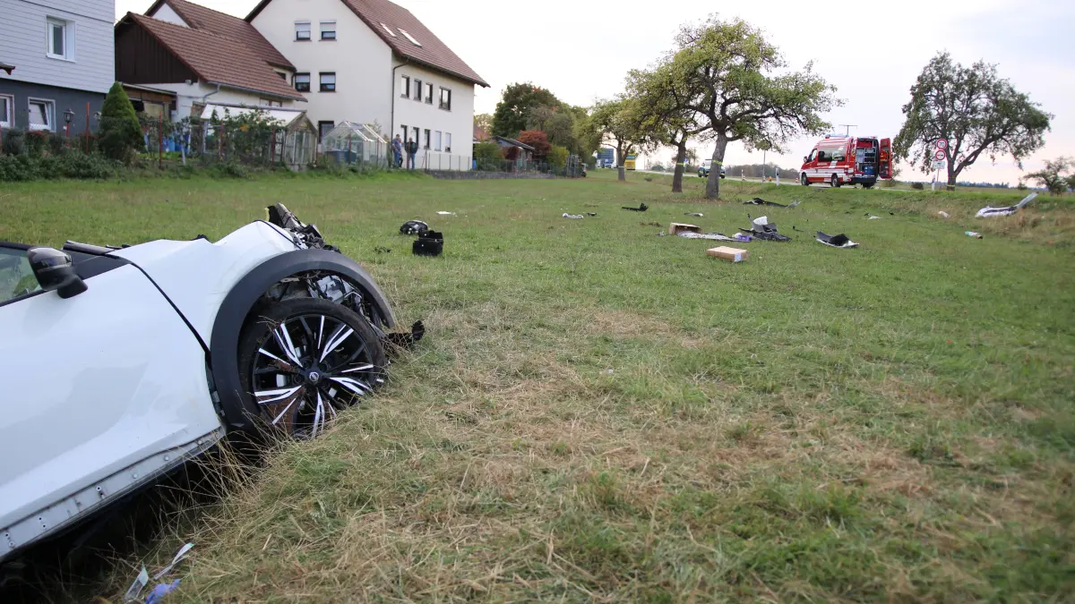 Trümmerteile liegen verstreut auf der Wiese.