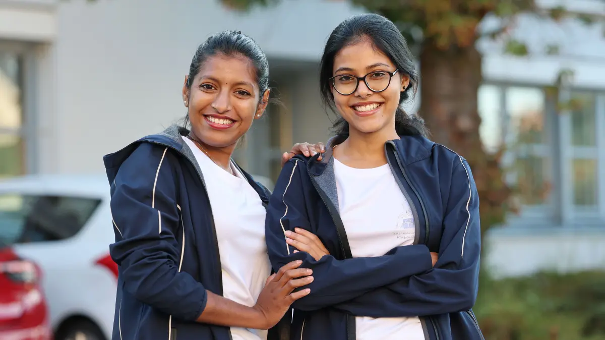 Amratha Sureshkumar, links, und Harikeerthana Suresh kommen aus Indien und absolvieren eine Ausbildung bei der Diakoniesozialstation Metzingen
