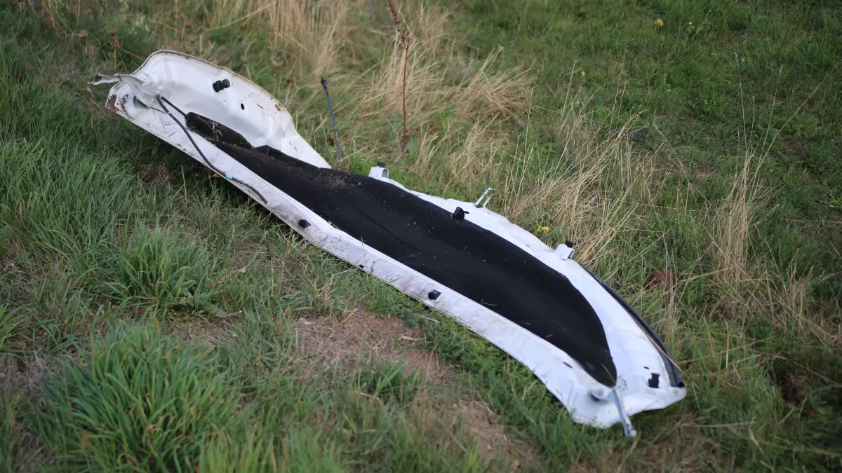 Trümmerteile liegen verstreut auf der Wiese.