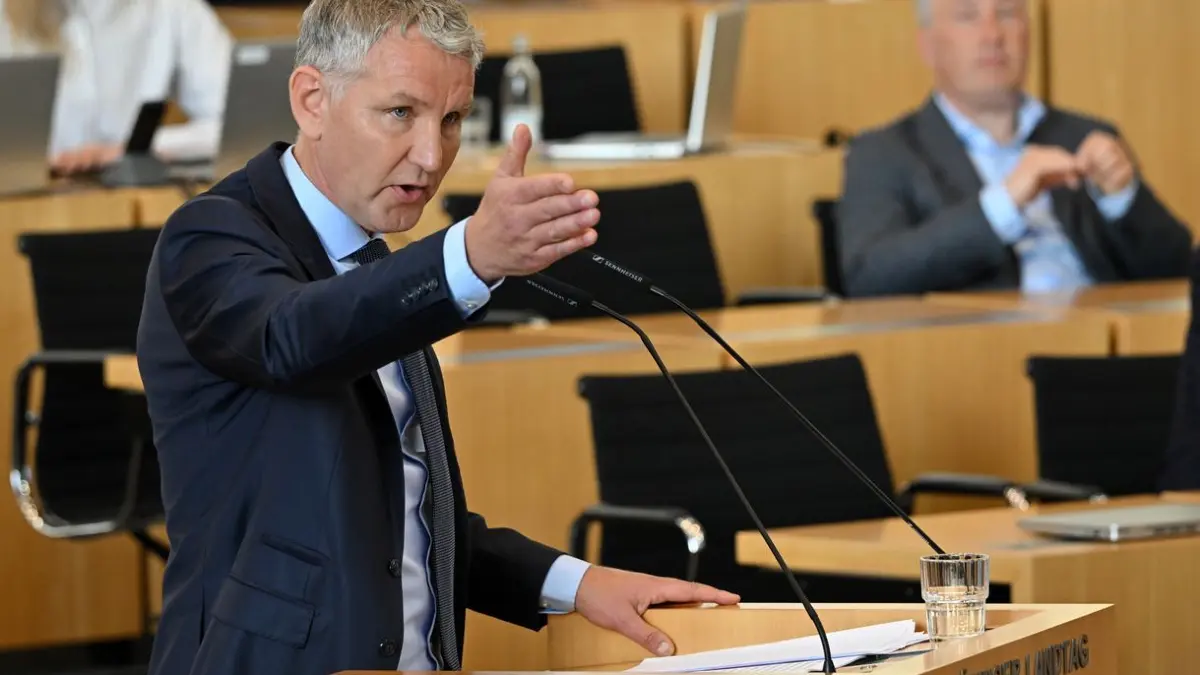 AfD-Fraktionschef Björn Höcke in einer Sitzung des Thüringer Landtags am Rednerpult.