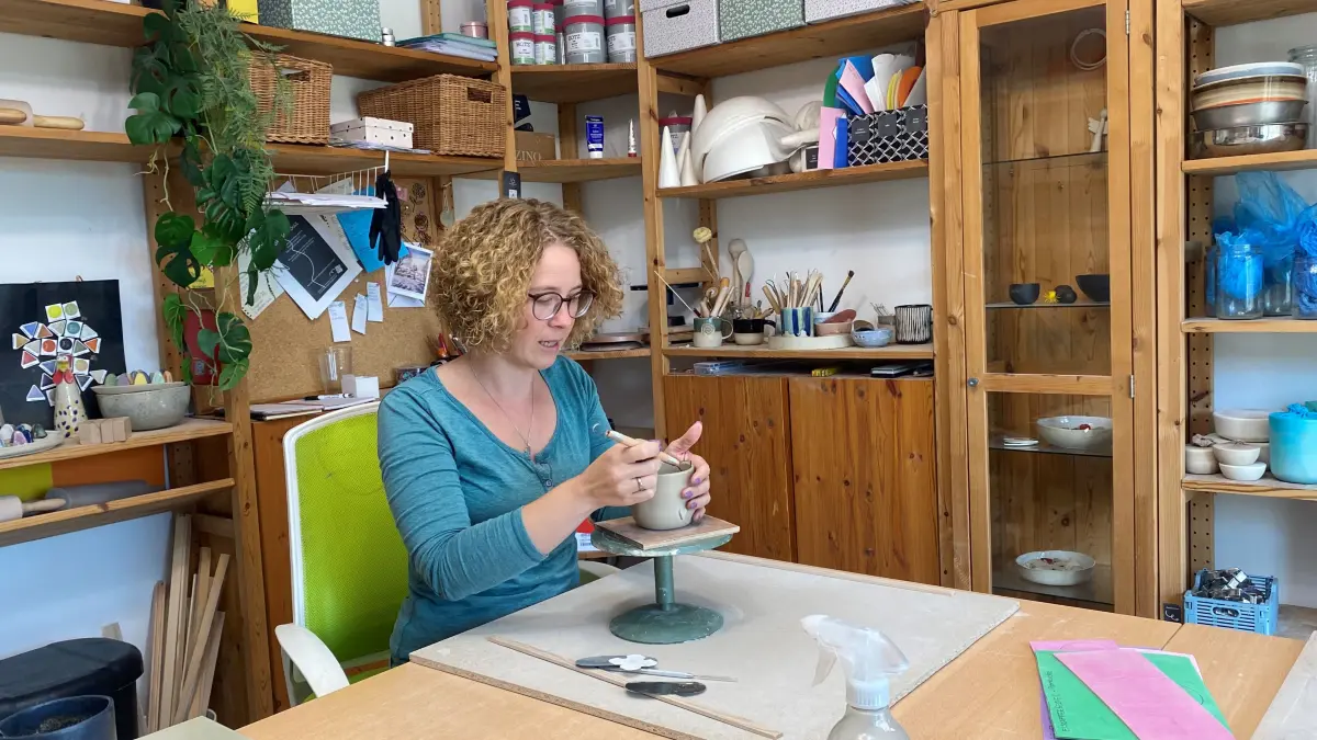 Wiebke Trapp in ihrem Atelier