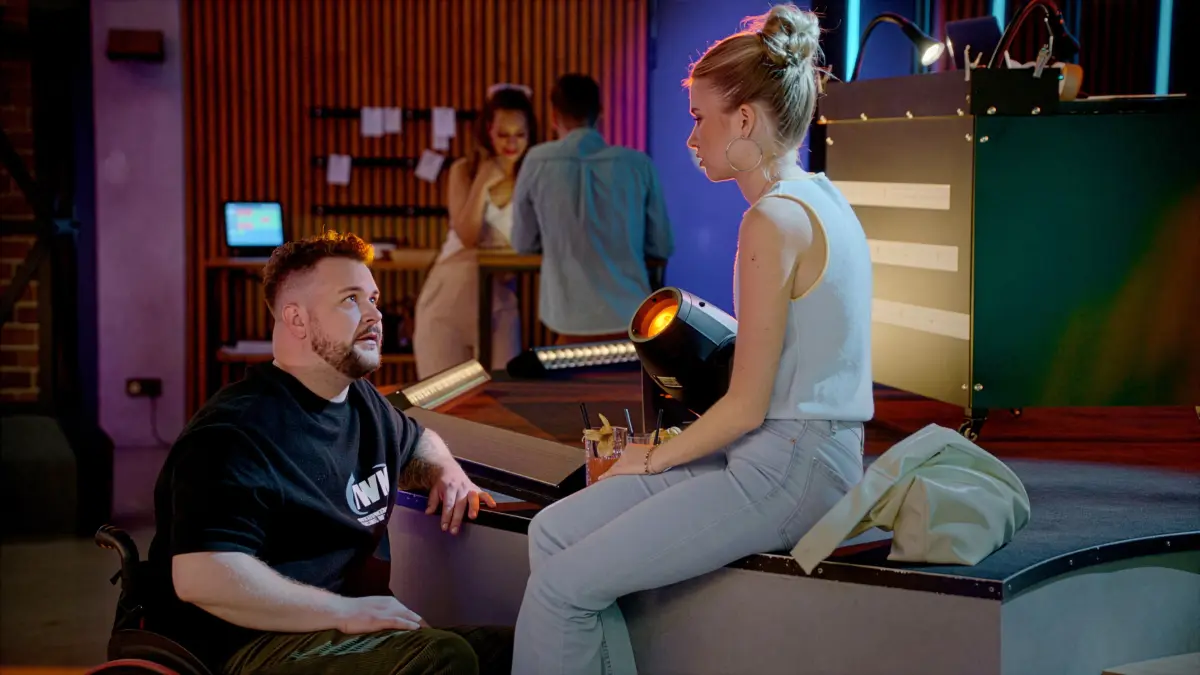 Zwischen Jonas (Felix van Deventer) und Johanna (Charlott Reschke) entfacht ein Streit bei GZSZ.