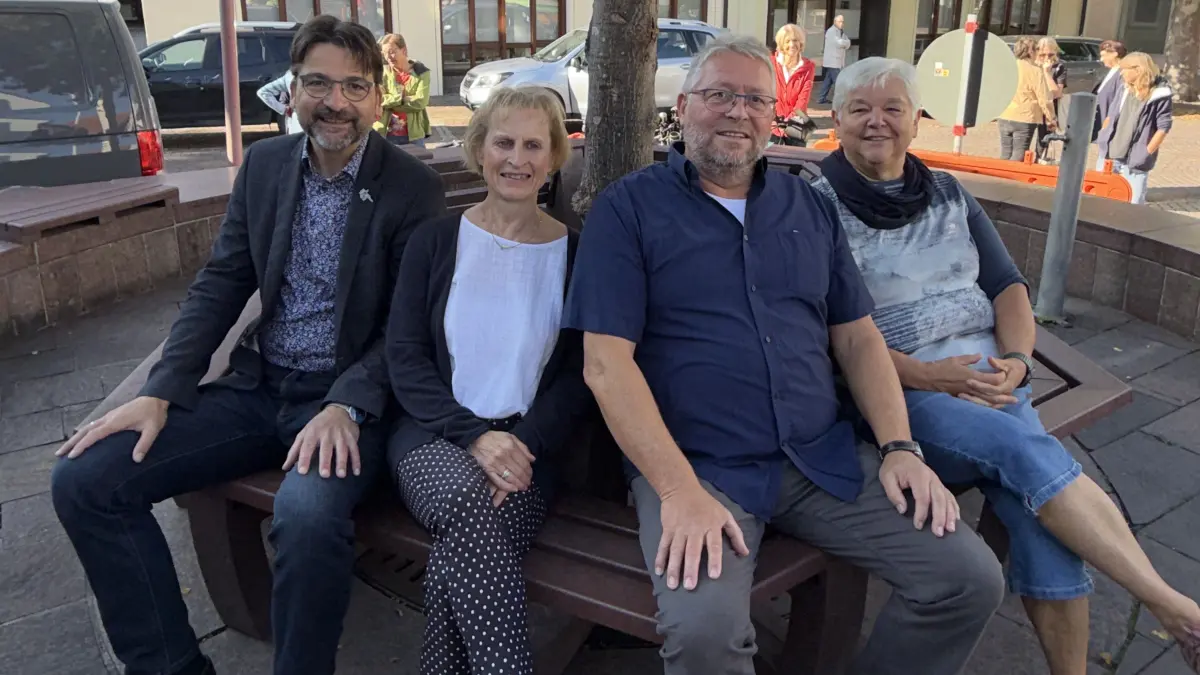 Auf dem neuen Plauderbänkle (von links): Bürgermeister Ruckh, Andrea Molz, Thomas Tonnier und Renate Eisele.