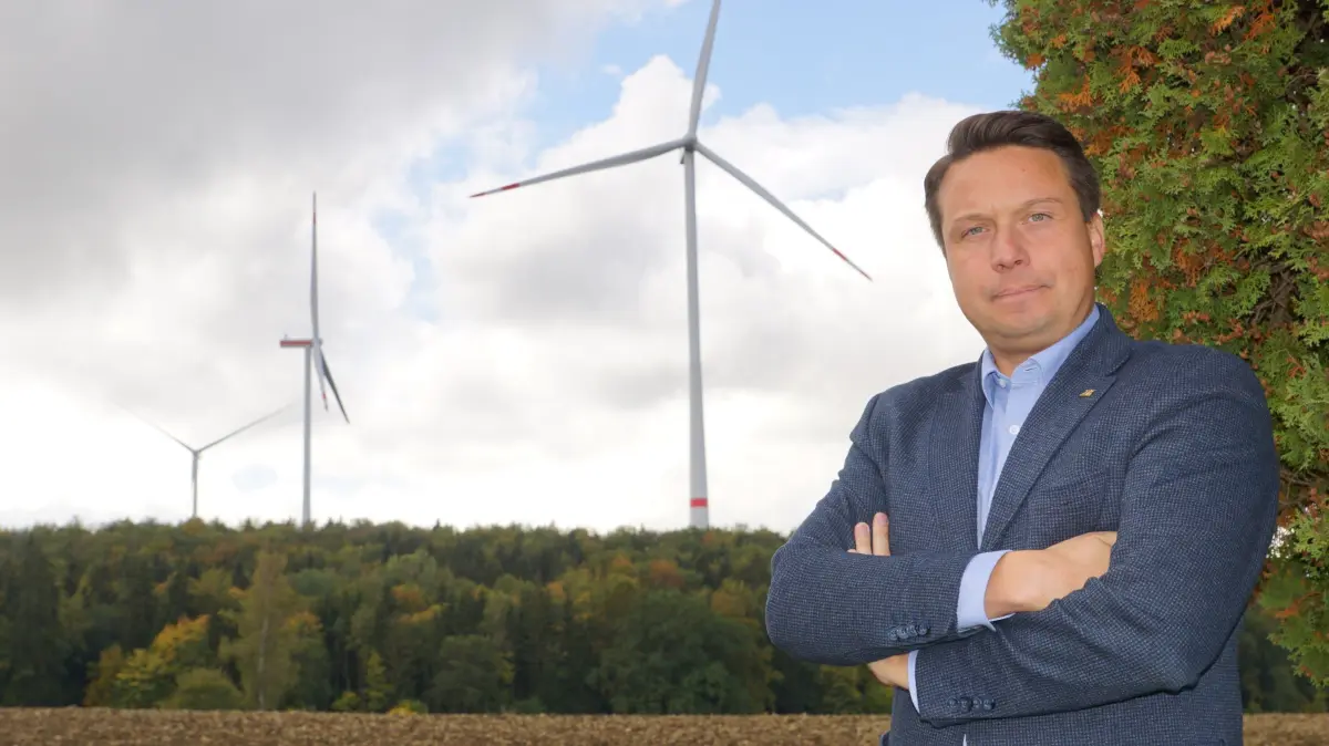 Manuel Hailfinger hofft, dass sich die Anlagen im Windpark Gomadingen in Zukunft öfter drehen.