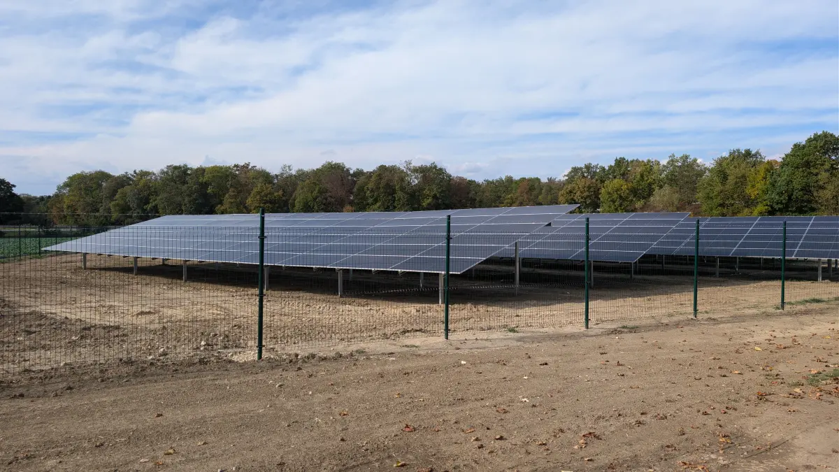 An Autobahnen und Bahnstrecken können ohne viel Bürokratie Energieprojekte entstehen. In Nersingen nutzen aktuell gleich drei Unternehmen - wie hier Südwerk.
