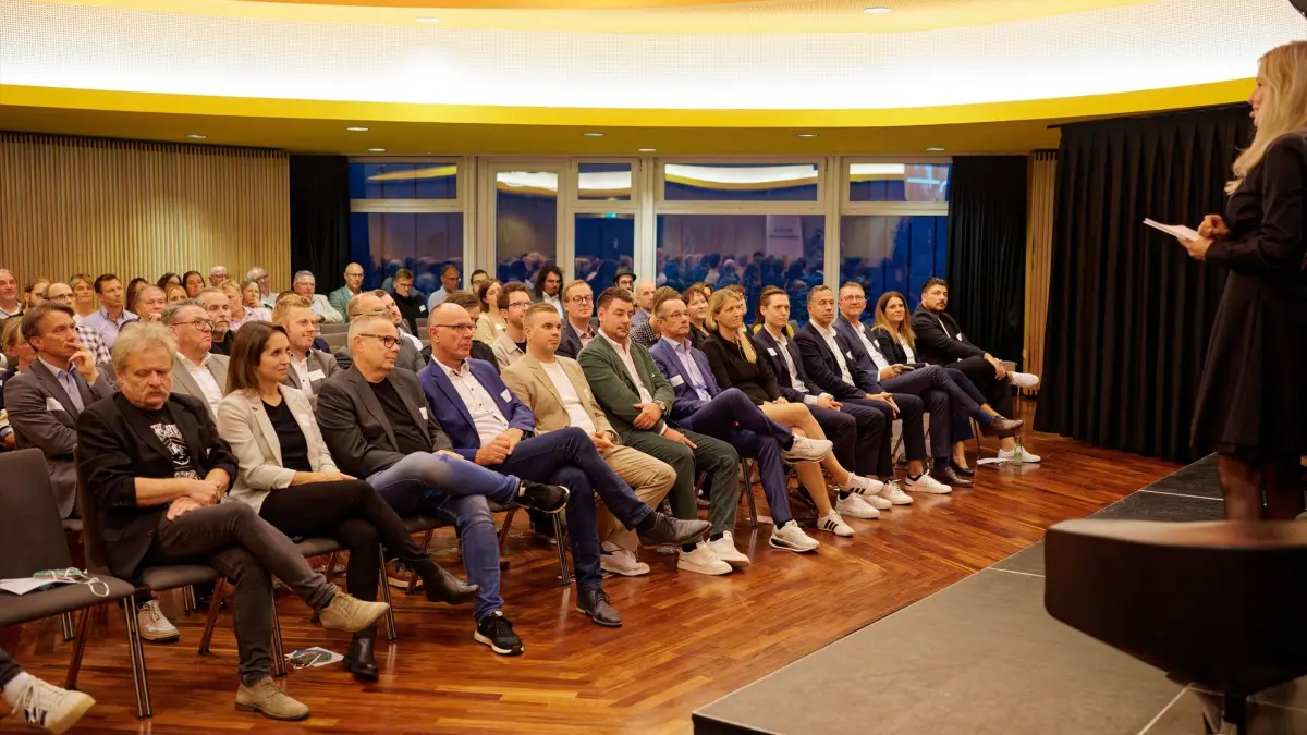 Das Publikum verfolgt den Unternehmertalk beim Medienabend in der Stadthalle Balingen.