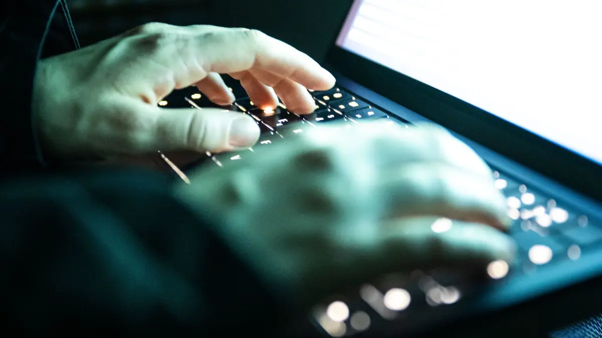Hände auf einer Laptop-Tastatur: Eltern müssen sich klarmachen, dass jedes Bild genutzt werden kann, um es mittels KI zu verfälschen. (zu dpa: «KI-Missbrauchsbilder verhindern - und Verbreitung stoppen»)