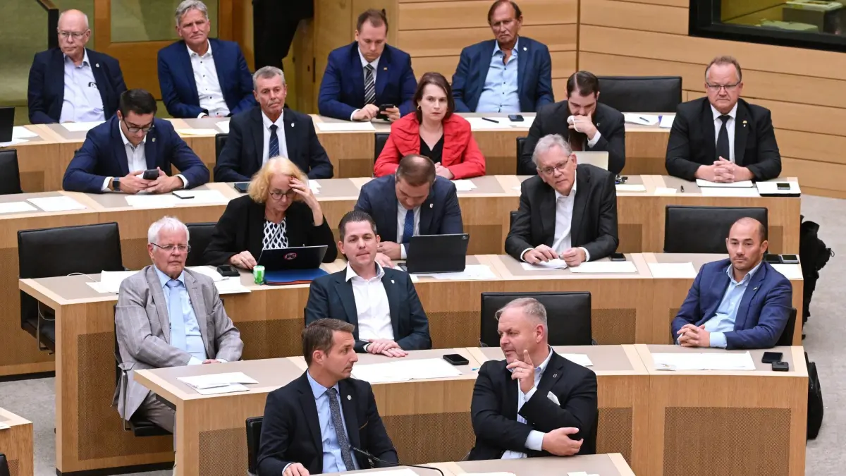 Landtag Baden-Württemberg: 07.10.2026, Baden-Württemberg, Stuttgart: Die Fraktion der Abgeordneten der AfD sitz bei einer Plenarsitzung im Landtag von Baden-Württemberg. In der ersten Reihe Martin Rothweiler (l) , Vorsitzender der AfD Fraktion im Landtag von Baden-Württemberg, und Sandro Scheer (r). Foto: Bernd Weißbrod/dpa +++ dpa-Bildfunk +++