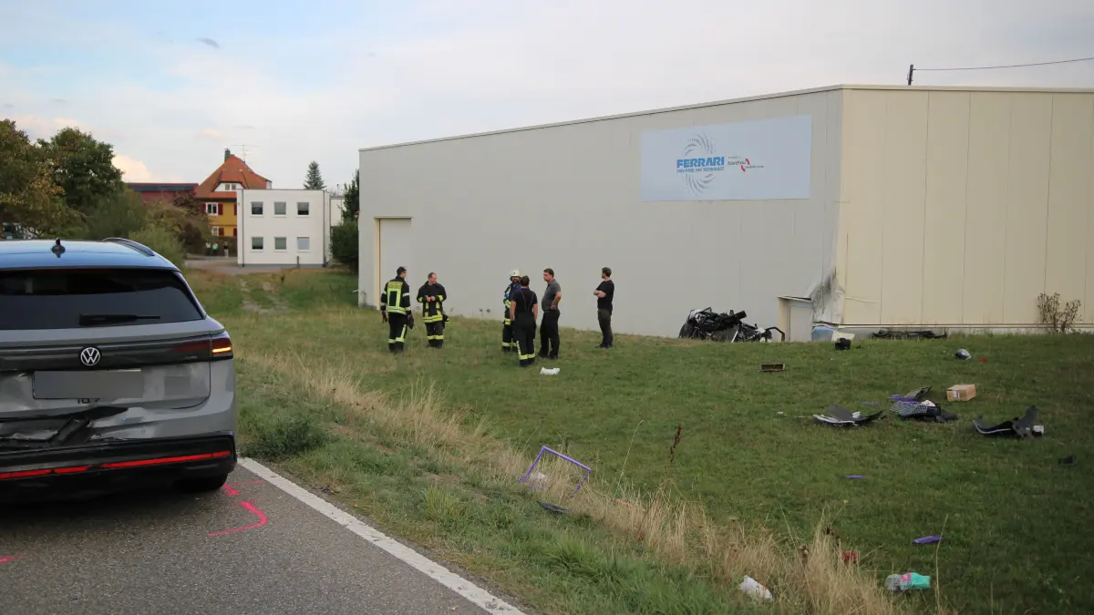 An der Unfallstelle bietet sich eine Spur der Verwüstung.