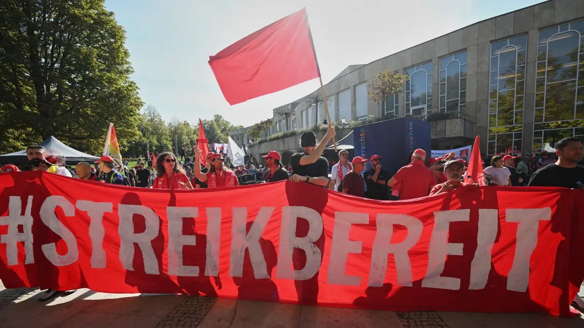 Beginn der Tarifverhandlungen in der Metall- und Elektroindustrie: Menschen nehmen an einer Demonstration und Kundgebung der IG Metall im Vorfeld des Beginns der Tarifverhandlungen in der Metall- und Elektroindustrie teil. (zu dpa: «Tarifrunde startet mit Protest – IG Metall fordert Angebot»)