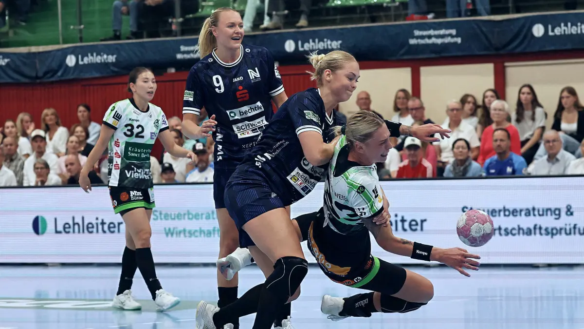 GER, Alsco Handball Bundesliga Frauen, 1.Bundesliga, 5.Spieltag, Spielzeit 2026/2027, 07.10.2026 : v. li. im Zweikampf , Kim Hinkelmann (Sport-Union Neckarsulm, #5) gegen Luisa Schulze (Frisch Auf Goeppingen, #33).
GER, Alsco Handball Bundesliga Frauen, 1.Bundesliga, 5.Spieltag, Spielzeit 2026/2027, 07.10.2026
Foto: Eibner-Pressefoto/Joerg Hirsch
