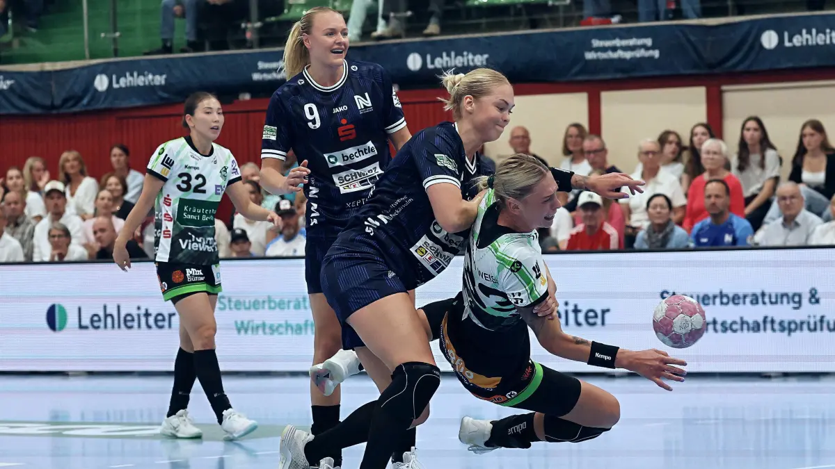 GER, Alsco Handball Bundesliga Frauen, 1.Bundesliga, 5.Spieltag, Spielzeit 2026/2027, 07.10.2026 : v. li. im Zweikampf , Kim Hinkelmann (Sport-Union Neckarsulm, #5) gegen Luisa Schulze (Frisch Auf Goeppingen, #33).
GER, Alsco Handball Bundesliga Frauen, 1.Bundesliga, 5.Spieltag, Spielzeit 2026/2027, 07.10.2026
Foto: Eibner-Pressefoto/Joerg Hirsch