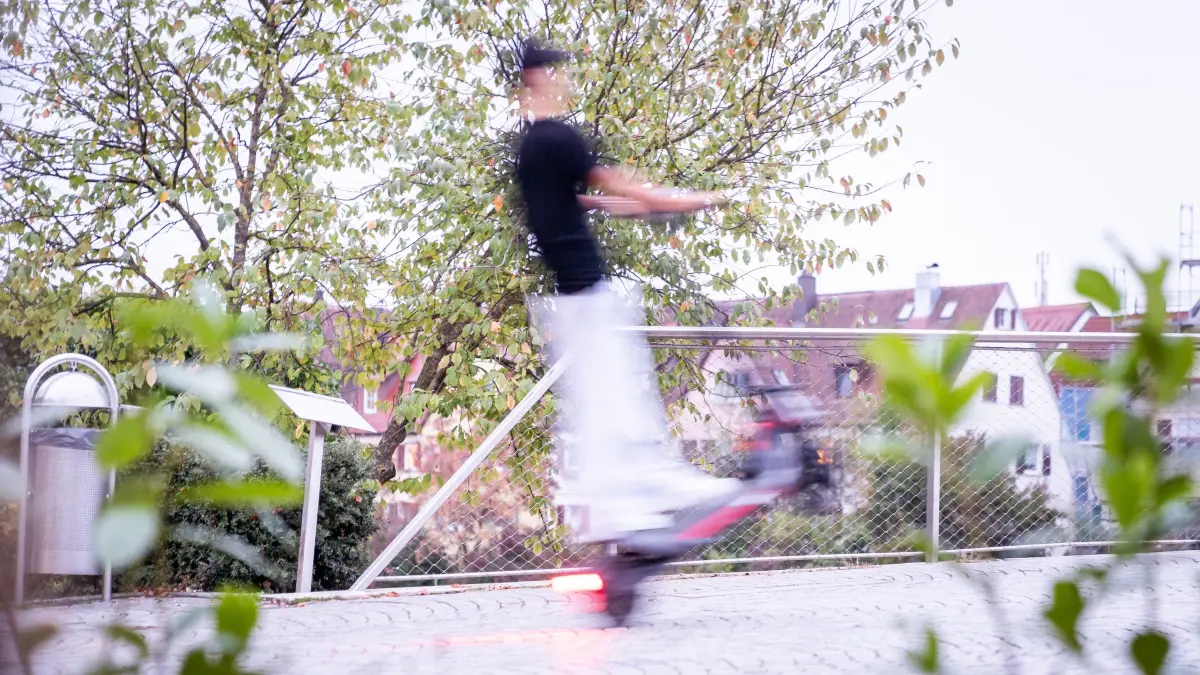 Scooter-Kids auf der Josef-Eberle-Brücke: Das mit dem Wheelie klappt, aber wird hier wirklich nur mit 20 Stundenkilometern gefahren?